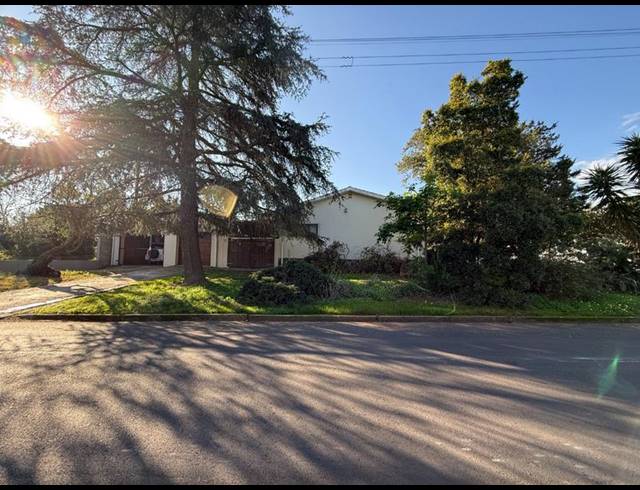 4 BEDROOM HOUSE FOR SALE IN BERGZICHT